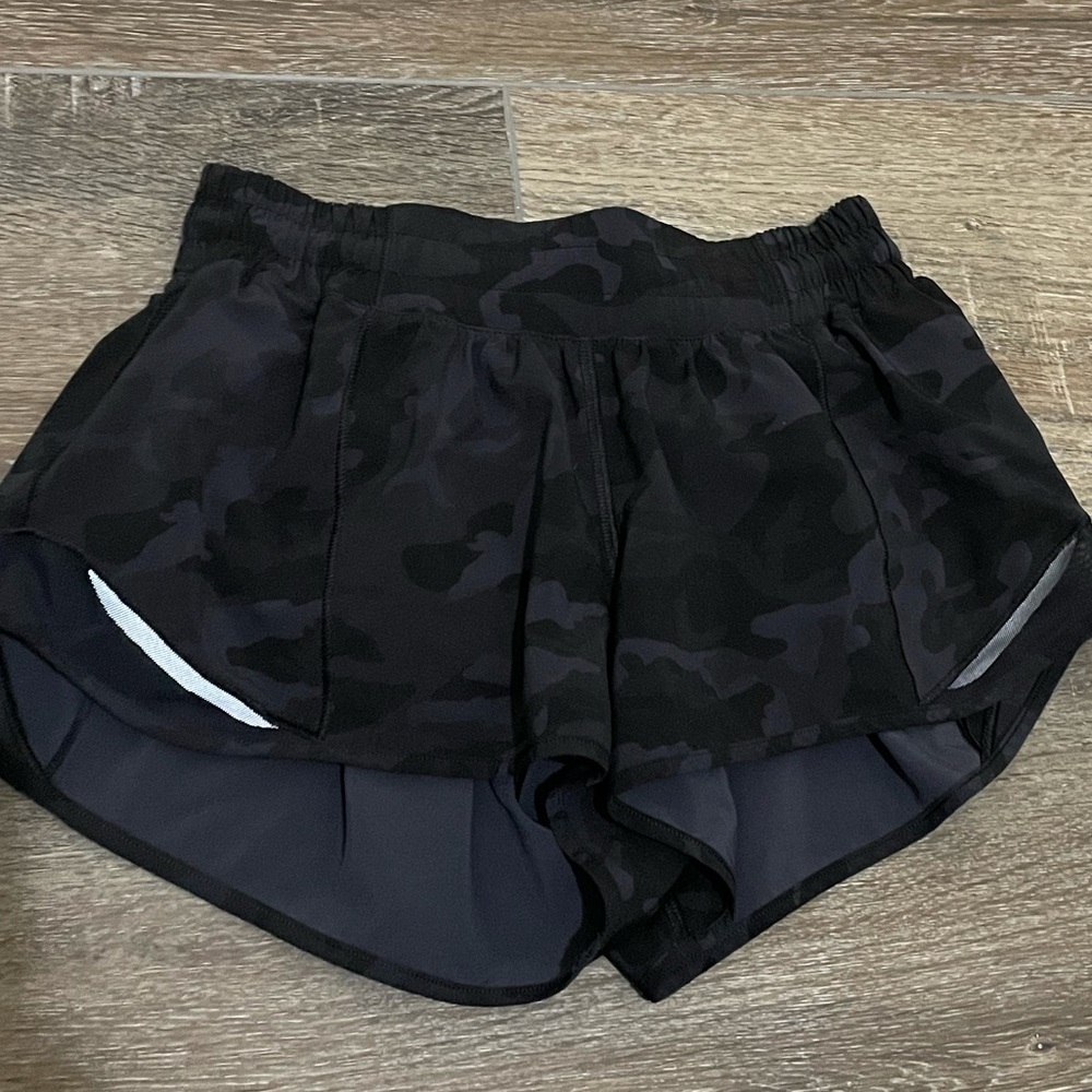 Lululemon size 4 shorts hotty hot